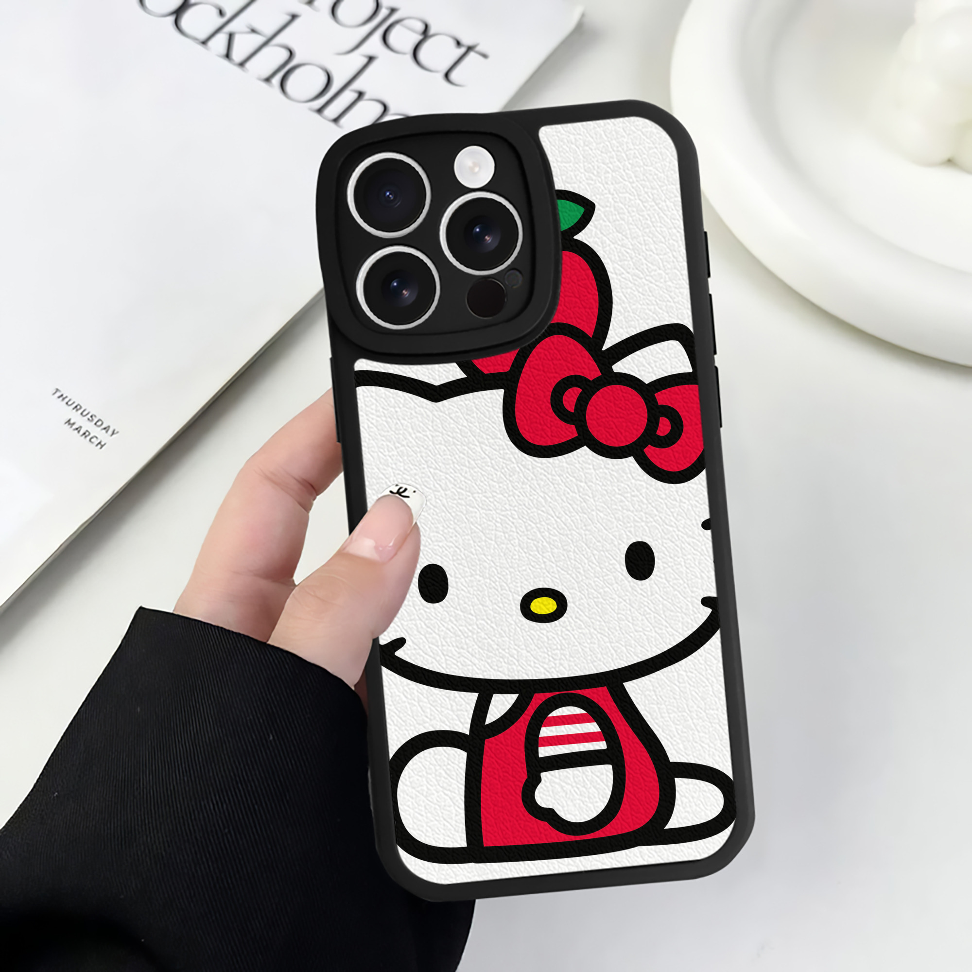 （画像用） Hello Kitty ハローキティ 【iPhone 16シリーズ対応】シリコンスマホケース（レザー調） 材質：シリコン